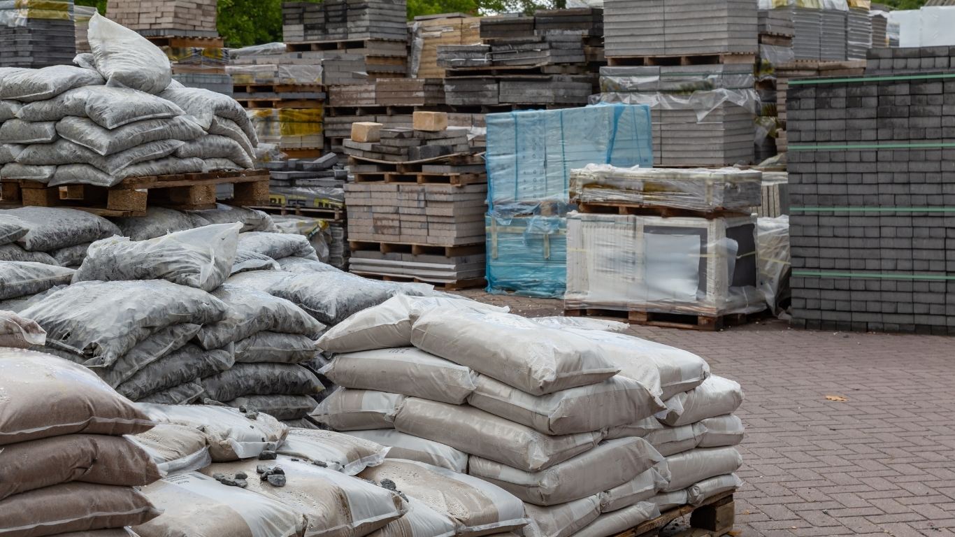 انواع مصالح ساختمانی در کنار هم به صورت دپو شده