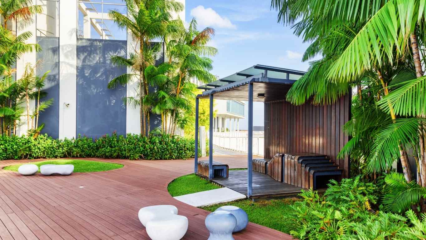 روف گاردن با گیاهان سرسبز