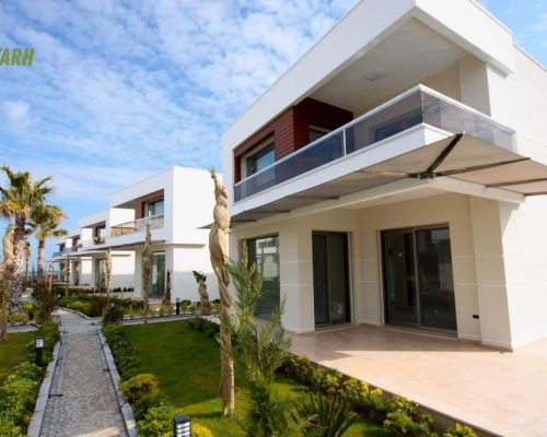 ویلای مدرن در کنار هم در یک شهرک ساحلی