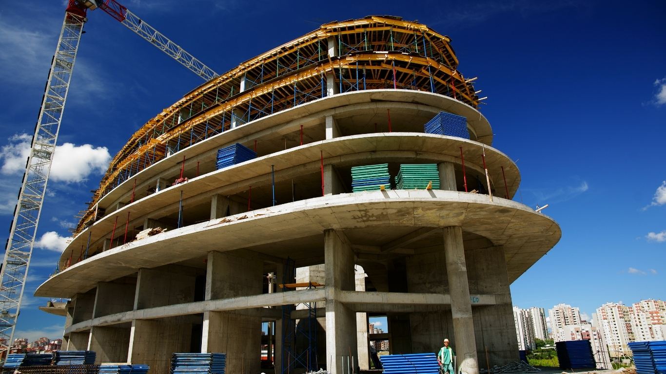 ساختمان نیمه کاره نیازمند مصالح