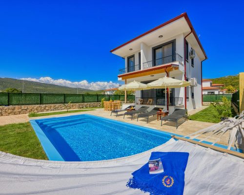 یک ویلای دوبلکس با استخری کوچک