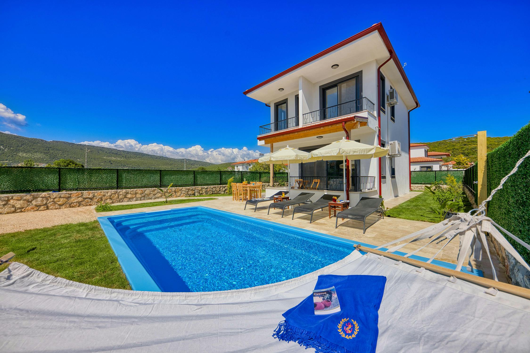 یک ویلای دوبلکس با استخری کوچک