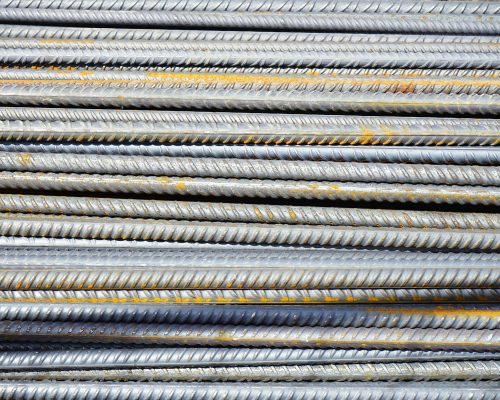 تعداد زیادی میلگرد در کنار هم که به عنوان مصالح در ساختمان به کار می رود.