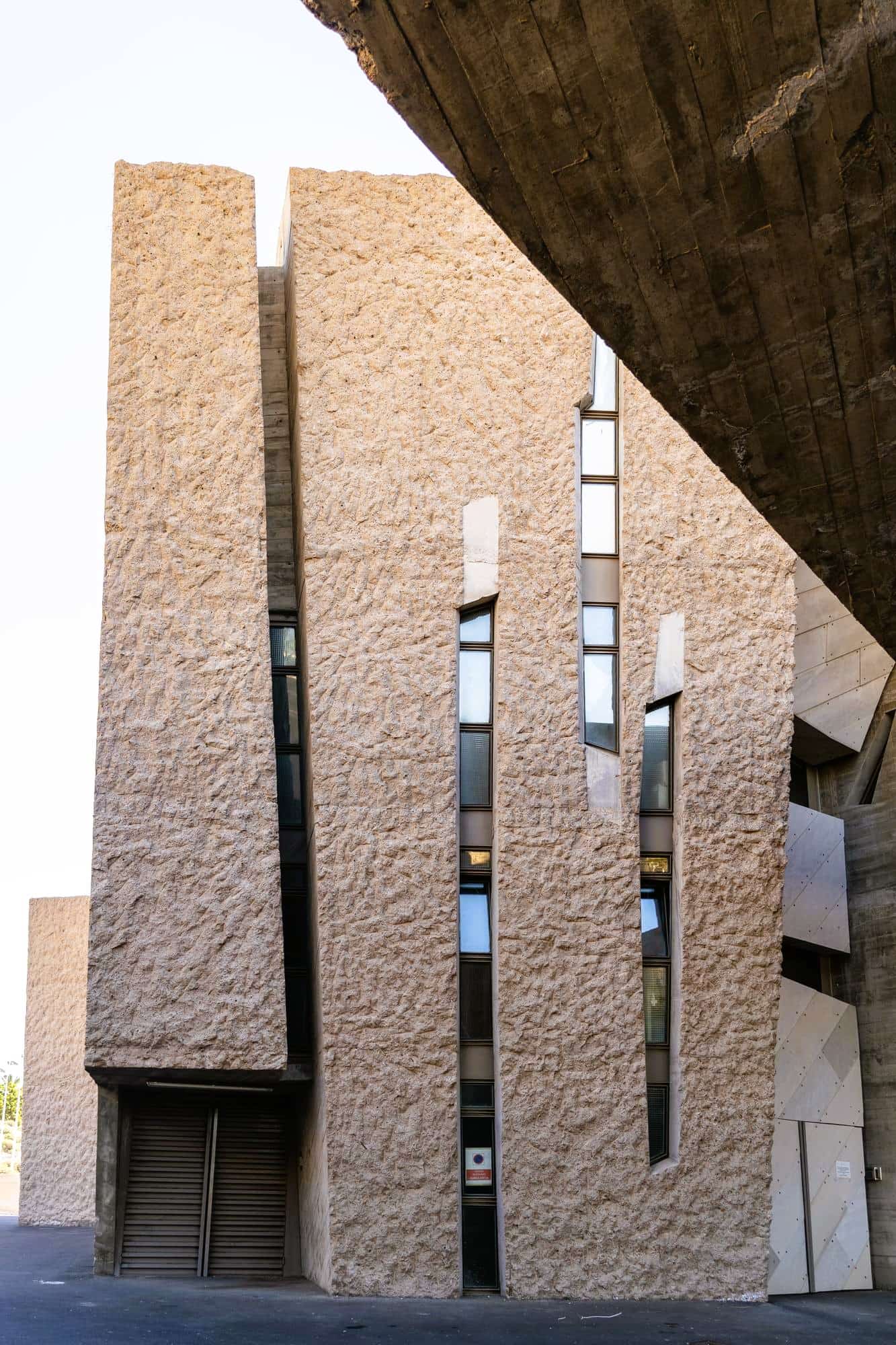 گالری ساختمان هایی با نمای سیمانی