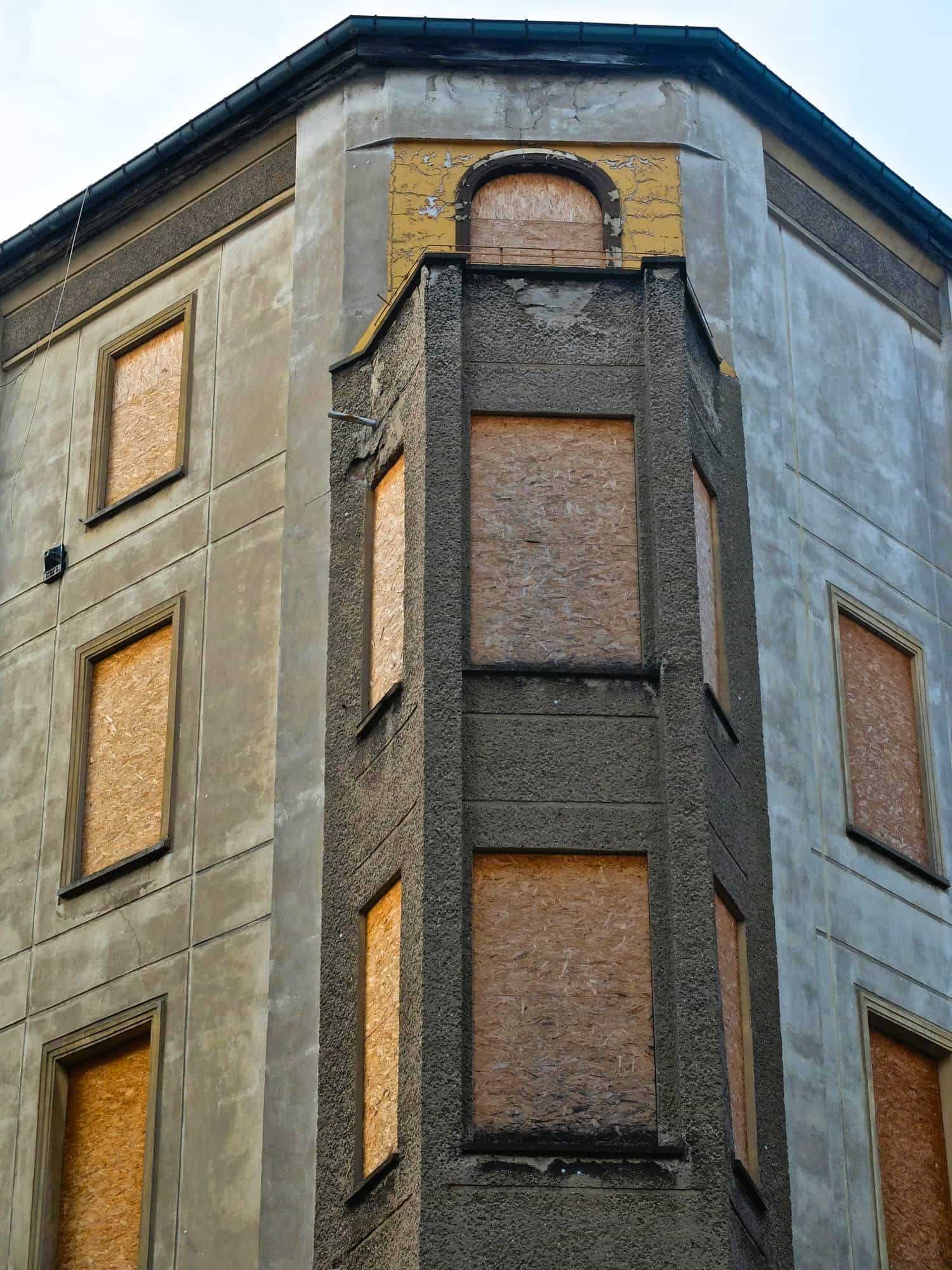 گالری ساختمان هایی با نمای سیمانی