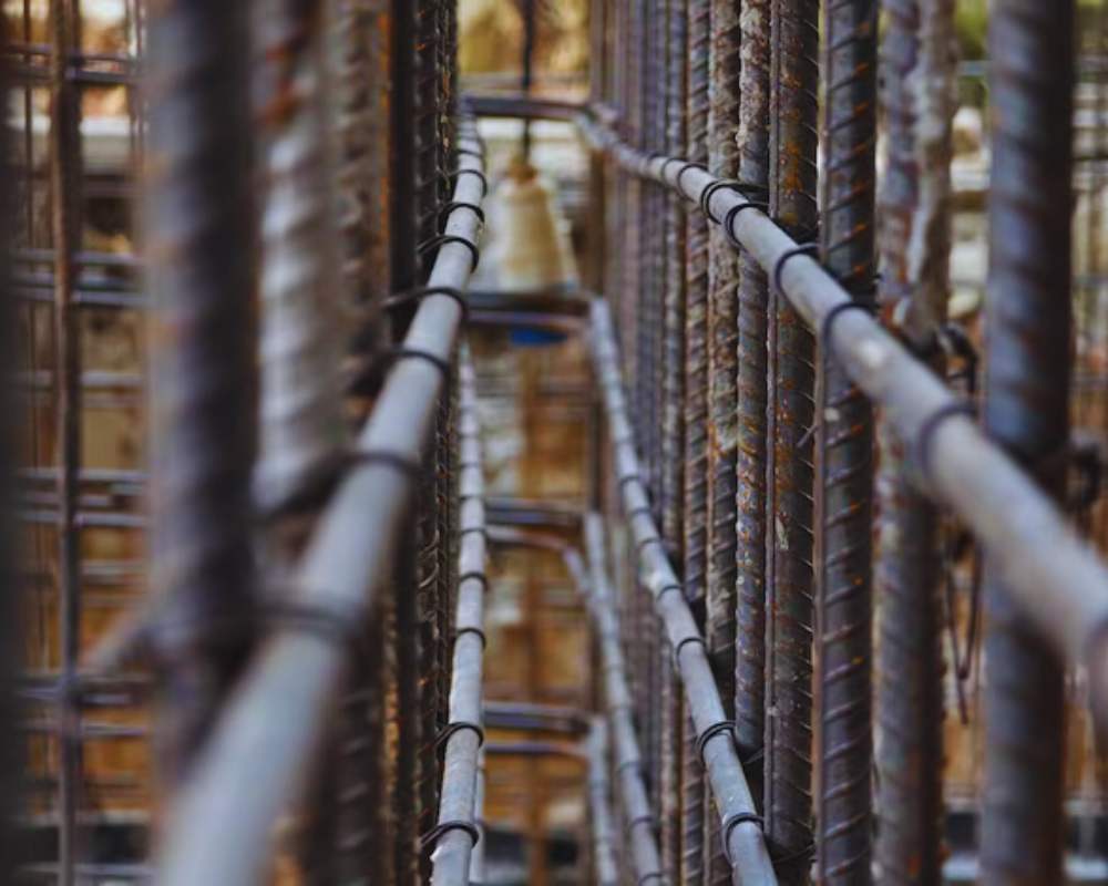 نمایی از میلگرد های نصب شده در ساختمان نیمه کاره