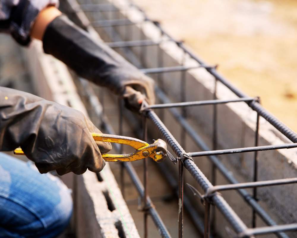 کارگری درحال نصب میلگرد ساختمانی 